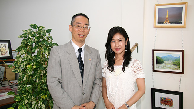 代表と小林さんの記念写真