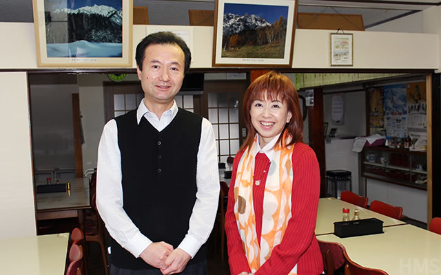 代表と大場久美子さんの記念写真