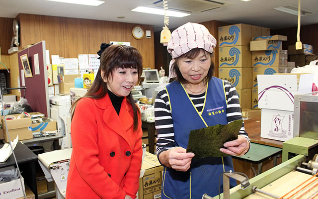 工場長と大場久美子さんの対談写真