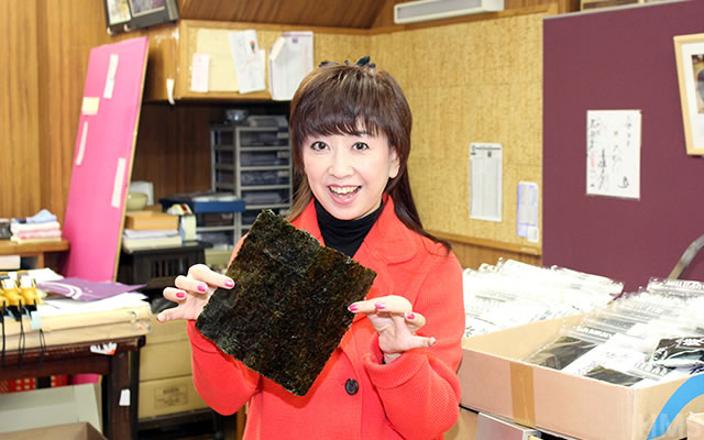 大場久美子さんと商品の記念写真